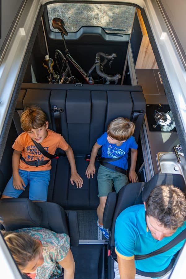 Banquette sur rail ultra-confort 2 ou 3 places Isofix convertible en lit